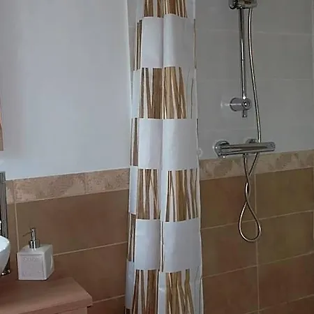 Cardamome Nocleg ze śniadaniem 3*
